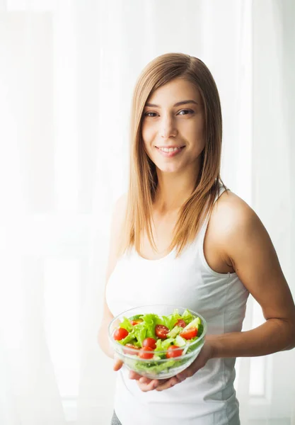 Diet. Portrait of a happy playful girl eating fresh salad — Stock Photo, Image