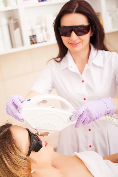 Hautpflege. Erwachsene Frau mit Laser-Haarentfernung in professionellem Schönheitssalon — Stockfoto