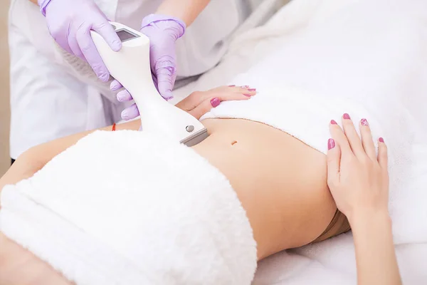 Cuidado del cuerpo. Mujer está en el proceso en el lipomassage clínica — Foto de Stock