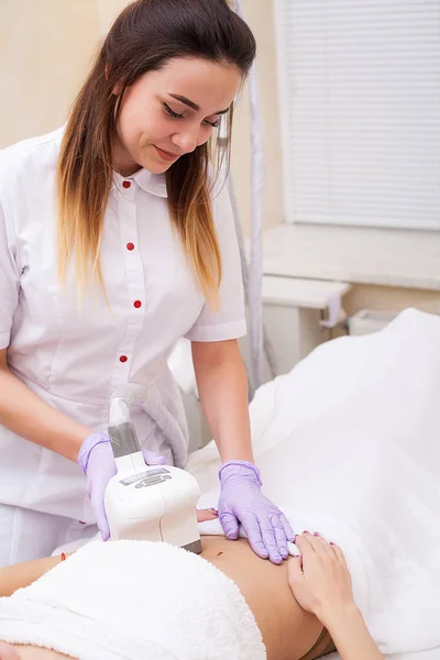 Cuidado del cuerpo. Mujer está en el proceso en el lipomassage clínica — Foto de Stock