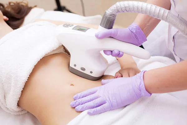 Péče o tělo. Žena je v procesu na klinice lipomassage — Stock fotografie