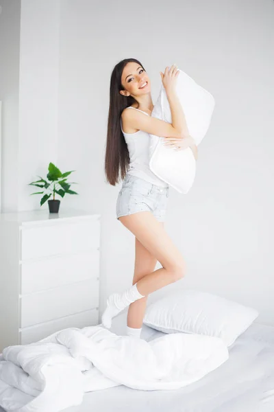 Vrouw wakker uit zijn slaap. Op het bed op de Luxekamer in Relax en weekend concept — Stockfoto