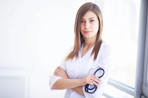 Concepto de salud. Doctora joven sobre antecedentes clínicos modernos —  Fotos de Stock