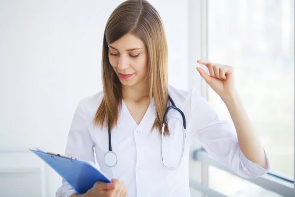 Concepto de salud. Doctora joven sobre antecedentes clínicos modernos — Foto de Stock