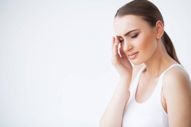 Diş sorunu. Kadın duygu diş ağrısı. Güçlü diş ağrısı acı güzel bir üzgün kız closeup. Çekici kadın duygu ağrılı diş ağrısı. Diş sağlığı ve bakımı kavramı