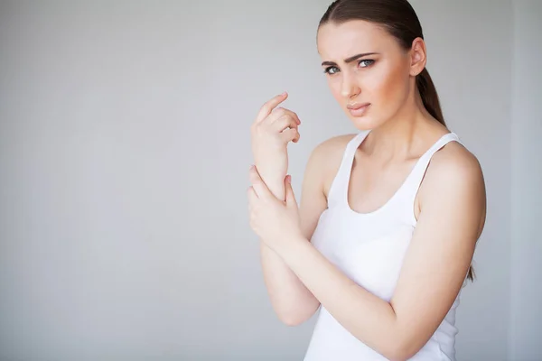 Hand van de pijn. Treurige vrouw met pijn in hand thuis — Stockfoto