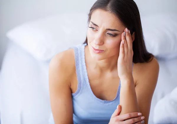 Tanden probleem. Vrouw gevoel tand pijn. Close-up van een mooie Sad Girl sterke tand pijn lijden. Aantrekkelijke vrouwelijke gevoel pijnlijke kiespijn. Dental Health en Care Concept — Stockfoto