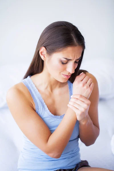 Mano dolorida. Mujer triste con dolor en la mano en casa — Foto de Stock