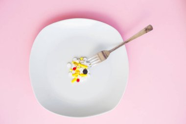 Hap plaka üzerinde kapatın. Diyet takviyeleri. Çeşitli hap. Vitamini kapsülleri plaka üzerinde