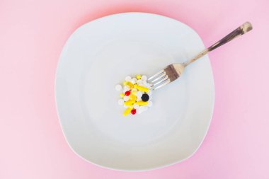 Hap plaka üzerinde kapatın. Diyet takviyeleri. Çeşitli hap. Vitamini kapsülleri plaka üzerinde