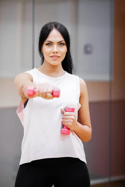 Fitness holka. Sexy atletická dívka pracující v tělocvičně. Fitness žena cvičením — Stock fotografie