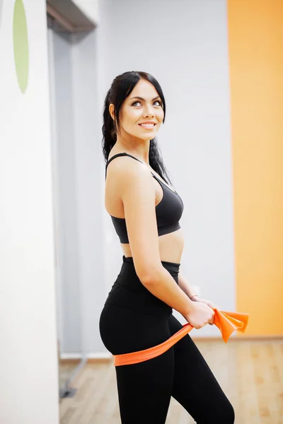 Fitness holka. Sexy atletická dívka pracující v tělocvičně. Fitness žena cvičením — Stock fotografie