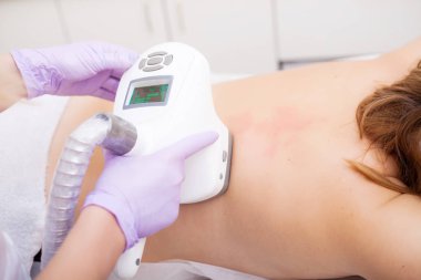 Vücut bakımı. Klinik lipomassage süren kadındır