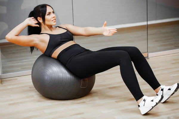 Fitness meisje. Sexy atletisch meisje uit te werken in de sportschool. Fitness vrouw doen oefening — Stockfoto