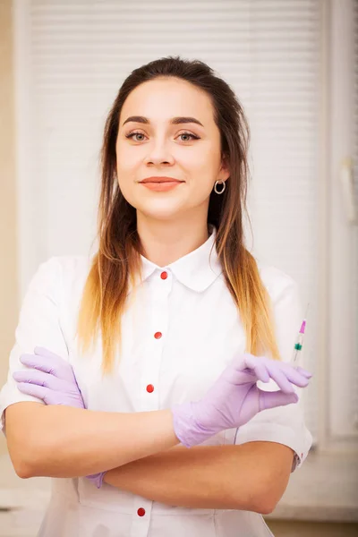 Soins du corps. Femme médecin affichant la machine pour l'épilation au laser — Photo