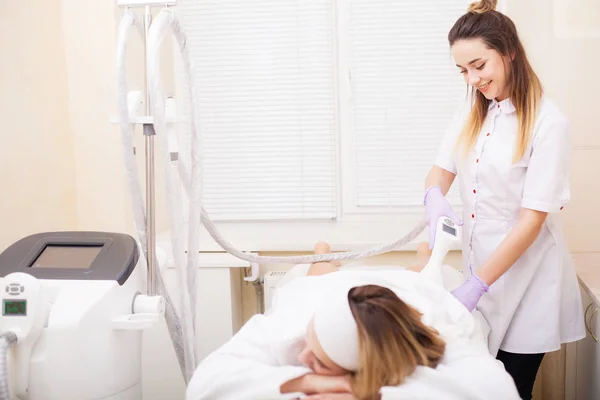 Testápolás. Nő van a folyamat-on, a klinika lipomassage — Stock Fotó