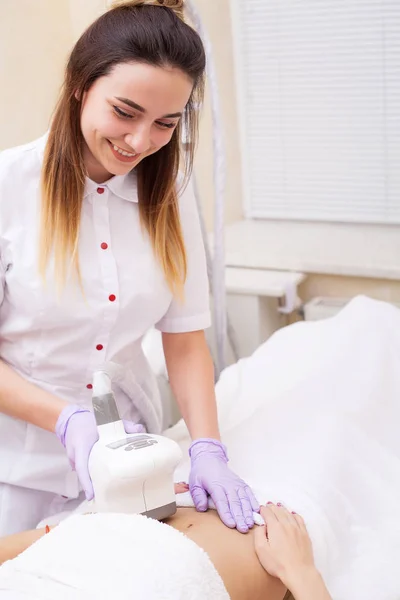 De verzorging van het lichaam. Vrouw is in het proces op de kliniek lipomassage — Stockfoto