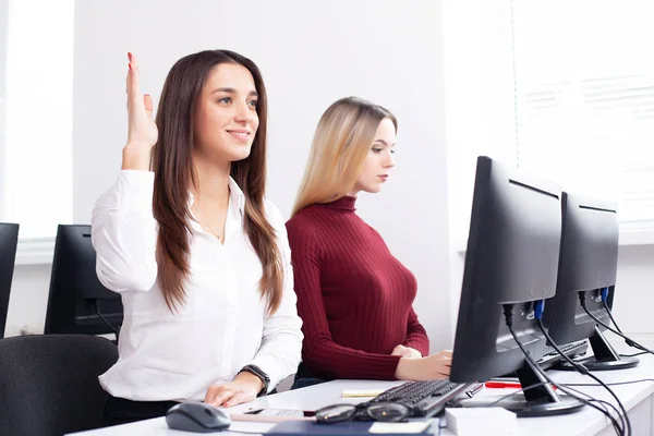 Dos compañeras de oficina trabajando juntas. Dos compañeras de oficina trabajando juntas —  Fotos de Stock