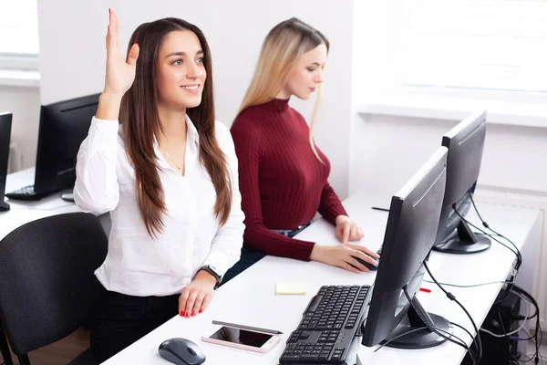 Två kvinnliga kollegor i office arbetar tillsammans. Två kvinnliga kollegor i office arbetar tillsammans — Stockfoto
