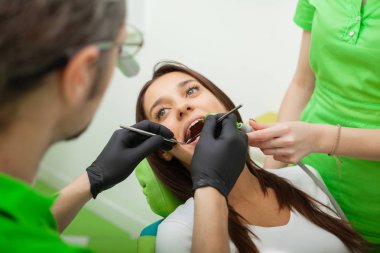 Diş hekimi adam diş Office istemci için diş tedavi