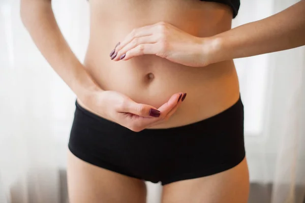 Concepto de salud estomacal. Mujer cogida de la mano en un vientre con las flechas de dibujo — Foto de Stock