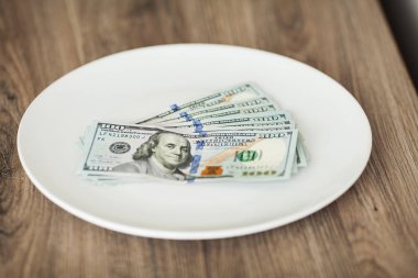 Parayla tabak. Açgözlü yolsuzluk kavramı. Rüşvet fikri