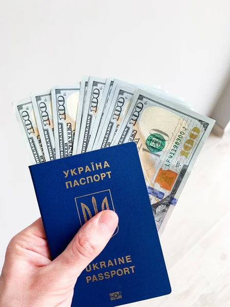 Украинский паспорт. Собираюсь в отпуск. Работа за рубежом — стоковое фото