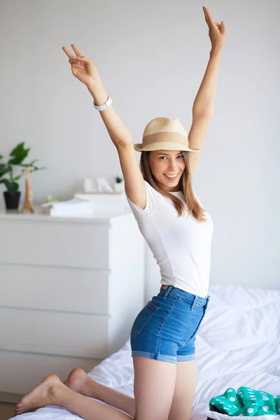 Viajar. Mulher feliz está embalando mala em casa — Fotografia de Stock