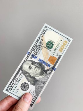 Finans parası. 100 dolarlık banknot tutan adam