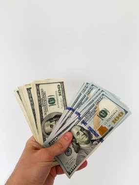 Finans parası. Kiralık veya satın almak için yüz dolarlık banknotlar tutan adam