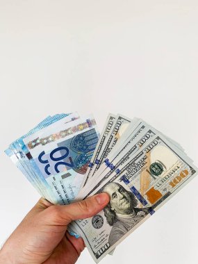 Finans parası. Kiralık veya satın almak için yüz dolarlık banknotlar tutan adam