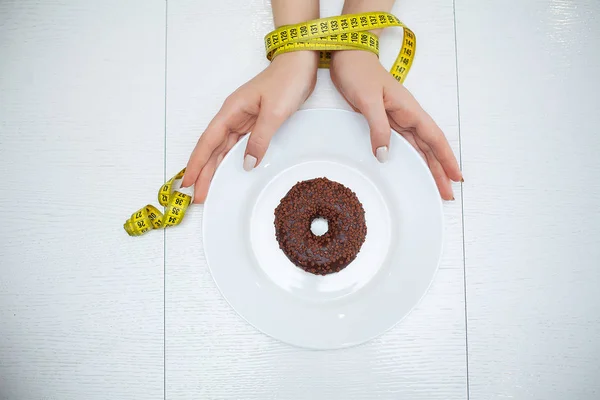 Dieta. Il concetto di nutrizione sana e malsana. Il modello plus size fa una scelta a favore di cibi sani e frutta rifiutando fast food — Foto Stock
