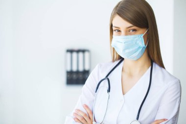 Tıp. Modern klinikte genç kadın doktor