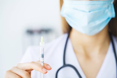 Tıp. Modern klinikte genç kadın doktor