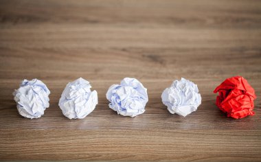Harika fikir kavramı. Ahşap masa üzerinde buruşuk renkli kağıt