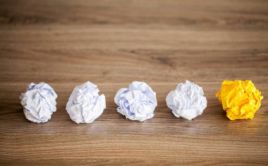 Harika fikir kavramı. Ahşap masa üzerinde buruşuk renkli kağıt