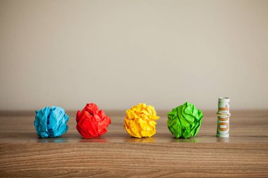 Harika fikir kavramı. Ahşap masa üzerinde buruşuk renkli kağıt. Kopyalama alanı