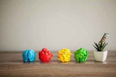 Harika fikir kavramı. Ahşap masa üzerinde buruşuk renkli kağıt