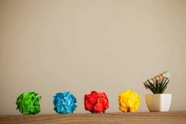 Harika fikir kavramı. Ahşap masa üzerinde buruşuk renkli kağıt. Kopyalama alanı