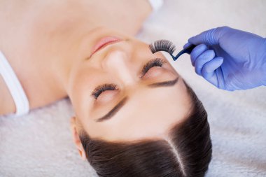 Uzun kirpikli kadın gözü. Kirpik Uzantısı Sırasındaki Güzel Genç Kadın