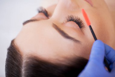 Uzun kirpikli kadın gözü. Kirpik Uzantısı Sırasındaki Güzel Genç Kadın