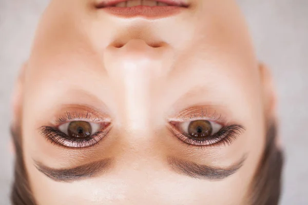 Frauenauge mit langen Wimpern. schöne junge Frau während der Wimpernverlängerung — Stockfoto