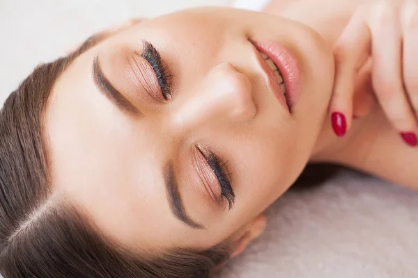 Woman Eye with Long Eyelashes. Beautiful Young Woman During Eyelash Extension — ストック写真