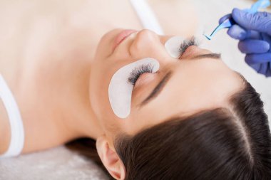 Uzun kirpikli kadın gözü. Kirpik Uzantısı Sırasındaki Güzel Genç Kadın