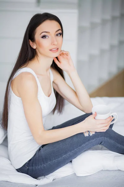 Entspannung im Bett am Wochenende. schöne Frau entspannt sich auf einem Bett und sieht glücklich aus — Stockfoto