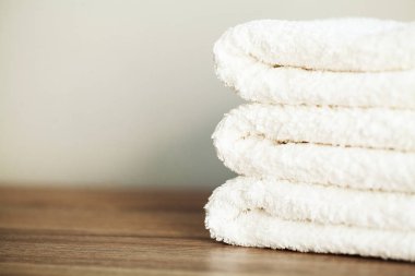 Spa. Spa Banyoda Beyaz Pamuk havlu kullanın. Havlu Konsepti. Oteller ve Masaj Salonları için Fotoğraf. Saflık ve Yumuşaklık. Havlu Tekstil