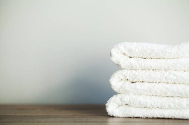 Spa. Spa Banyoda Beyaz Pamuk havlu kullanın. Havlu Konsepti. Oteller ve Masaj Salonları için Fotoğraf. Saflık ve Yumuşaklık. Havlu Tekstil