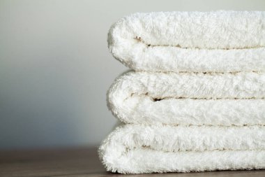 Spa. Spa Banyoda Beyaz Pamuk havlu kullanın. Havlu Konsepti. Oteller ve Masaj Salonları için Fotoğraf. Saflık ve Yumuşaklık. Havlu Tekstil