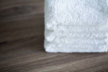 Spa. Spa Banyoda Beyaz Pamuk havlu kullanın. Havlu Konsepti. Oteller ve Masaj Salonları için Fotoğraf. Saflık ve Yumuşaklık. Havlu Tekstil