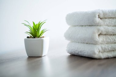 Spa. Spa Banyoda Beyaz Pamuk havlu kullanın. Havlu Konsepti. Oteller ve Masaj Salonları için Fotoğraf. Saflık ve Yumuşaklık. Havlu Tekstil